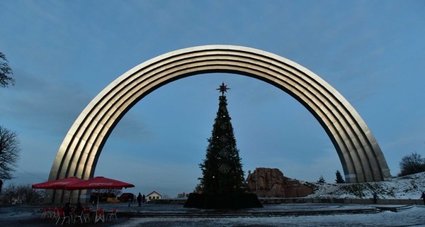 Обзор рождественских ярмарок в Киеве: снежные скульптуры, страусы и елка изо льда