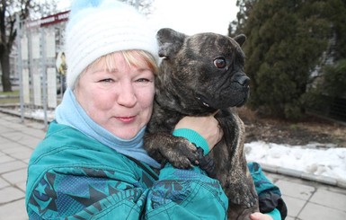 Жительница Запорожья в память о старом друге спасла собаку из зоны АТО
