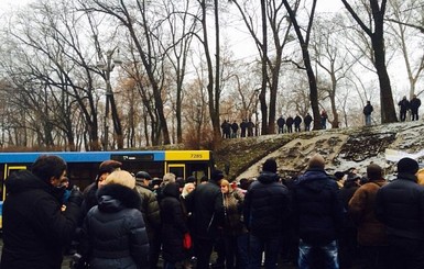 В Киеве водители автобусов перекрыли улицу Грушевского