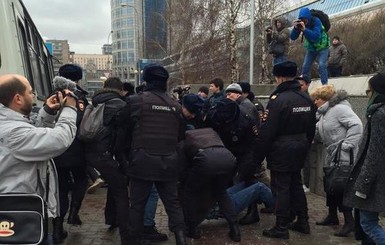 В Москве задержали активистов, которые собирались задать Путину 