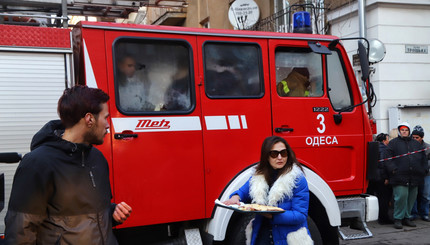 Волонтеры и небезразличные жители Одессы кормят и помогают спасателям
