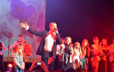 На концерте в Одессе Скрипка танцевал на сцене со зрителями