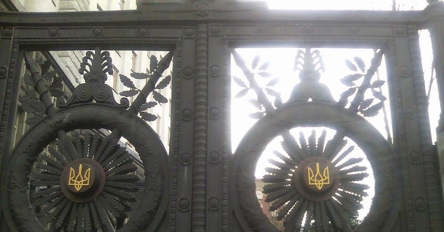 На воротах Кабмина появился украинский герб