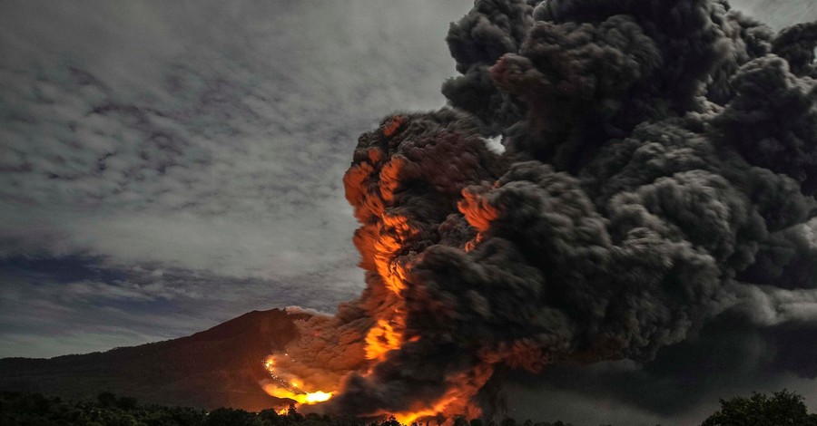 Появились первые жертвы извержения вулкана в Индонезии