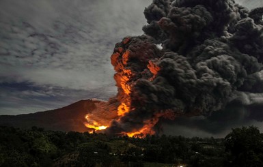 Появились первые жертвы извержения вулкана в Индонезии