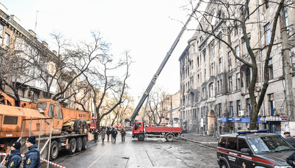На месте пожара в Одессе продолжаются работы по разбору завалов