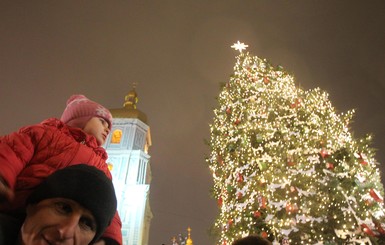 В Киеве под звон колоколов зажгли главную елку страны