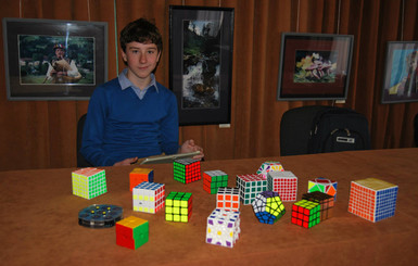 Семиклассник из Прикарпатья складывает кубик Рубика за 9 секунд 