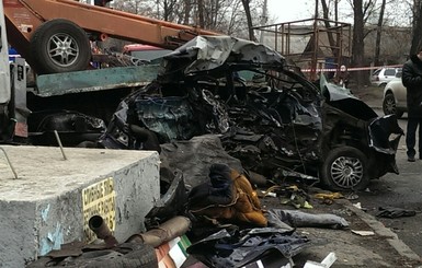 В Днепропетровске грузовик без тормозов на перекрестке снес три автомобиля