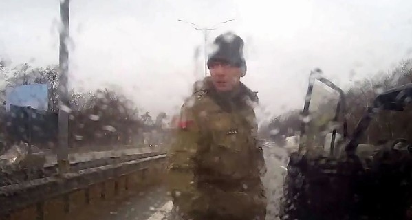 На трассе Борисполь-Киев люди в камуфляже напали на водителя с беременной женой