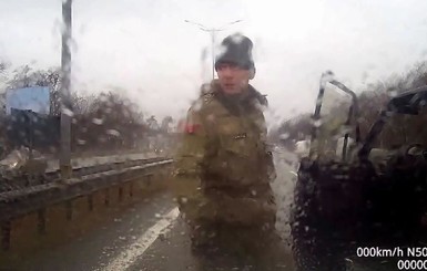 На трассе Борисполь-Киев люди в камуфляже напали на водителя с беременной женой
