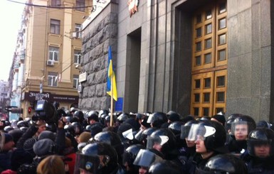 В Харькове активисты пикетируют здание горсовета