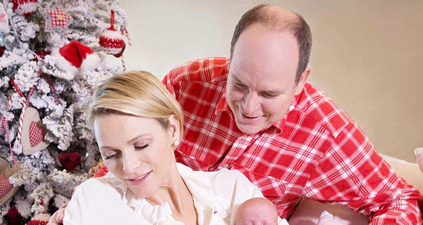 Принц Монако впервые показал публике новорожденных двойняшек