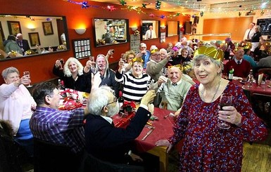86-летняя британка пригласила к себе на вечеринку 50 незнакомцев