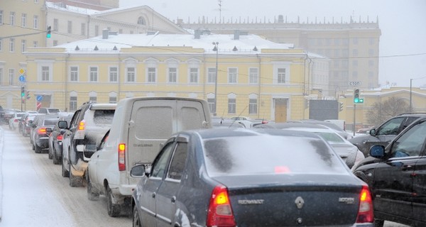 Движение в Москве парализовано из-за снега