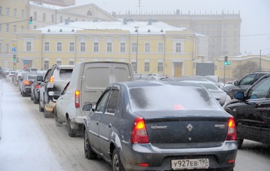 Движение в Москве парализовано из-за снега