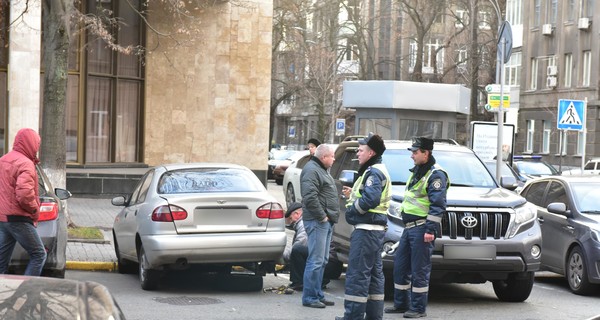 Граната, брошенная в Парубия, повредила две машины