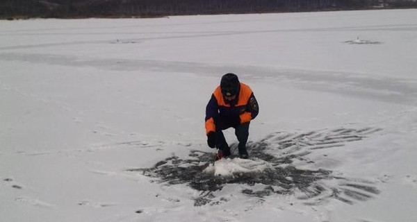 В Киеве рыбак провалился под лед