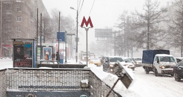 Москву замело: пробки на дорогах, самолеты не летают, на работу люди идут пешком
