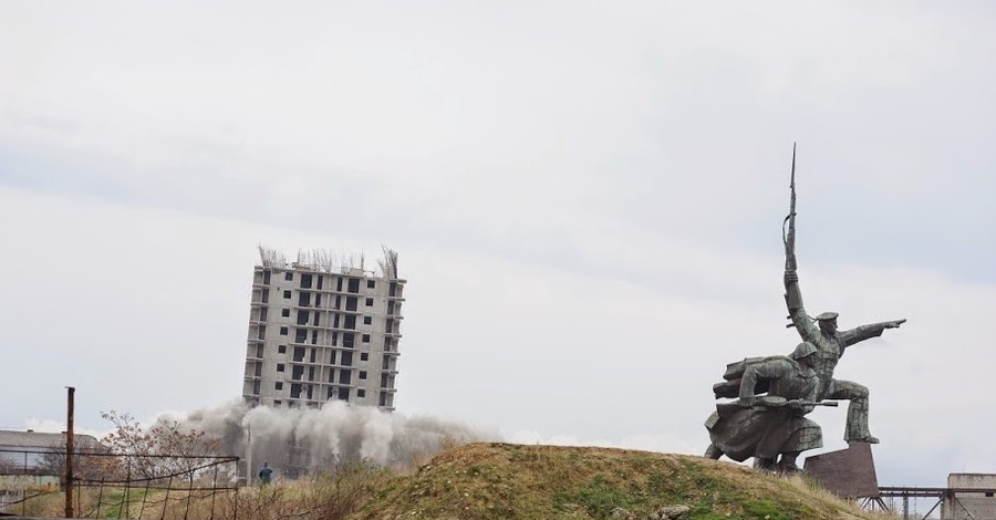 Пизанская башня по-севастопольски: в городе второй день не могут снести высотку