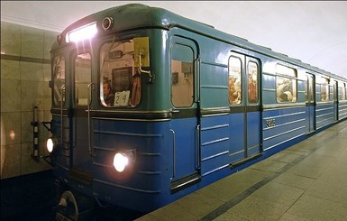 В Киеве под поезд метро прыгнул житель Луганской области