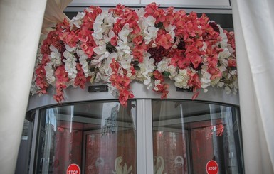 К свадьбе дочки Тимошенко зал украсили орхидеями