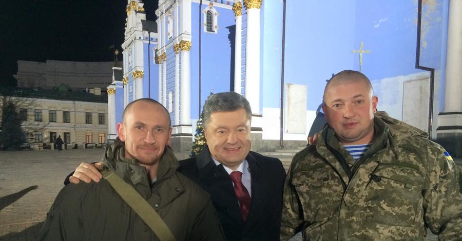 Петр Порошенко записал новогоднее поздравление с волонтерами и военными