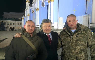 Петр Порошенко записал новогоднее поздравление с волонтерами и военными
