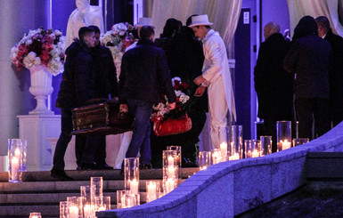 Дочери Тимошенко на свадьбу подарили гроб подарков