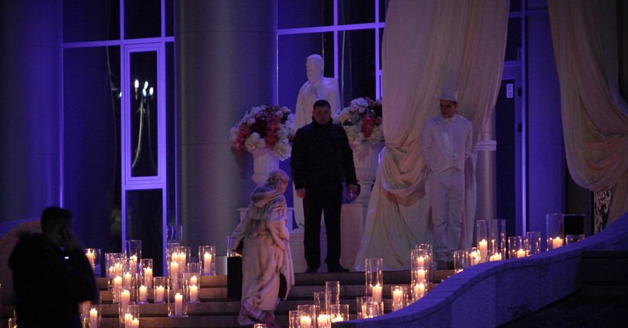 Гостей свадьбы дочери Тимошенко встречали слуги в белых фраках