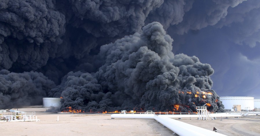В Ливии загорелись пять резервуаров с нефтью