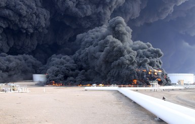 В Ливии загорелись пять резервуаров с нефтью
