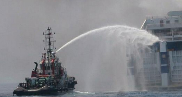 У побережья Греции горит паром, на борту которого находятся украинки