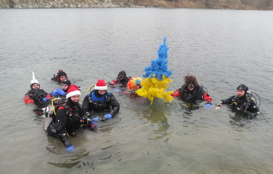 В Днепропетровске дайверы установили под водой патриотичную елку