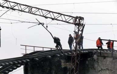 Взорванный в Мариуполе мост будут ремонтировать еще месяц