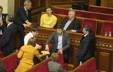 Депутаты начали ночное заседание Рады с поздравлений с днем рождения