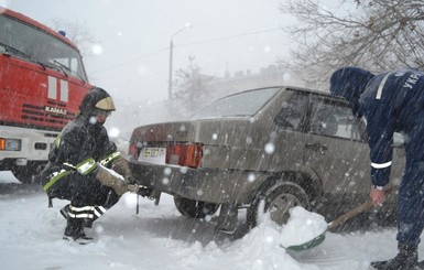 Под Одессой из-за снегопада водители стоят в километровых пробках