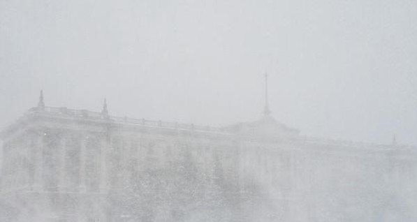 Юг Украины привалило снегом, движение парализовано