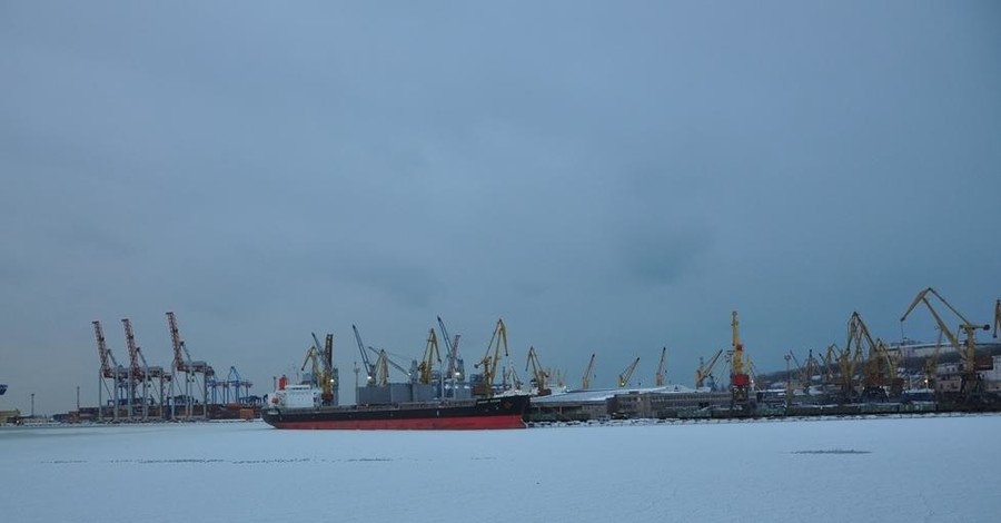 Из-за непогоды в Украине ограничили работу морских портов