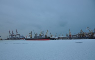 Из-за непогоды в Украине ограничили работу морских портов