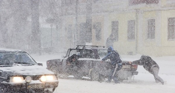 Украину замело снегом на все четыре стороны