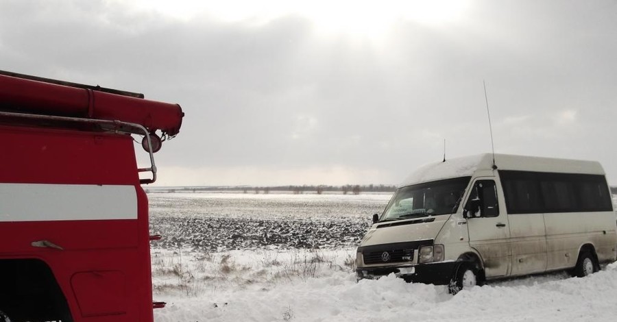 Непогода в Запорожской области: Днепропетровскую трассу пока не открыли, а из снежных заносов спасли 1010 человек