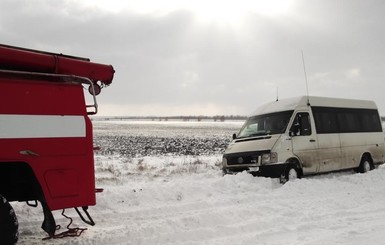 Непогода в Запорожской области: Днепропетровскую трассу пока не открыли, а из снежных заносов спасли 1010 человек