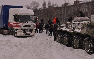 На Днепропетровщине в снежную ловушку попало 20 грузовиков