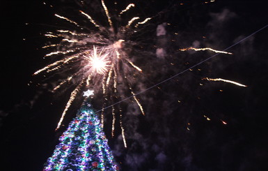 Днепропетровцы встретили Новый год салютами и сигнальными ракетами