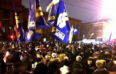 Участники факельного шествия в честь Бандеры в Киеве: 