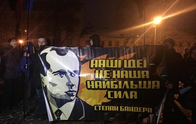 Во Львове состоялось факельное шествие в честь Степана Бандеры