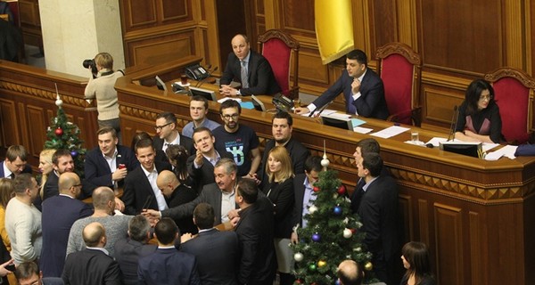 Депутаты залезли в карман украинцам, а себе зарплату так и не урезали
