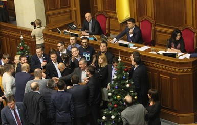 Депутаты залезли в карман украинцам, а себе зарплату так и не урезали