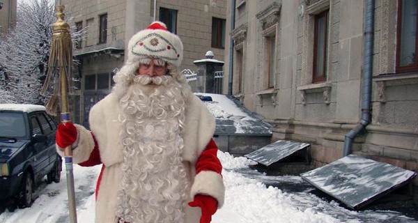 Старейший Дед Мороз Украины призывает не 